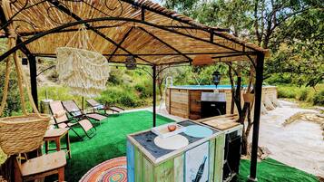 Banyera d'hidromassatge a l'aire lliure