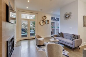 Télévision, cheminée