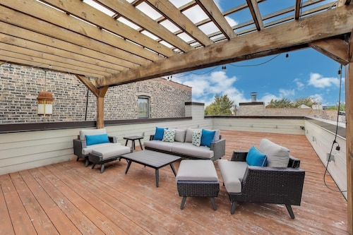 The Nicest House on VRBO in Chicago? Perhaps.. Custom Built 5 bdrm in West Town