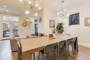 Dining - Relax with family in a super deluxe single family home. West town.  (Chicago)