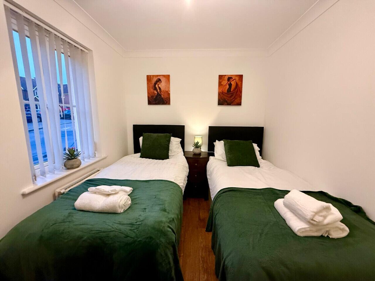 5 bedrooms, desk, WiFi, bed sheets