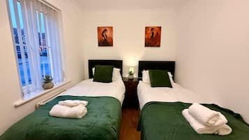 5 bedrooms, desk, WiFi, bed sheets