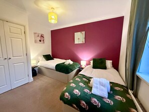 5 bedrooms, desk, WiFi, bed sheets