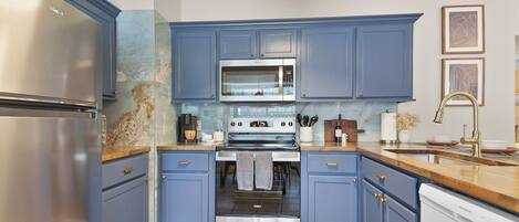 Bungalow, Garden View | Private kitchen | Coffee/tea maker, dining tables