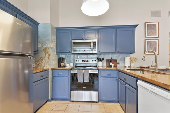 Bungalow, Garden View | Private kitchen | Coffee/tea maker, dining tables