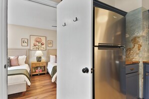 Bungalow, quang cảnh vườn | Bếp riêng | Dụng cụ pha cà phê/trà, bàn ăn 