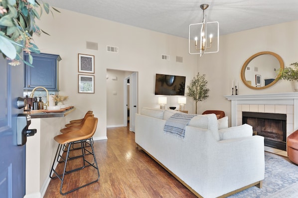 50-inch Smart TV with digital channels, Netflix, Hulu - New Meets Nostalgic- Cottage Sleeps 8 (Savannah)