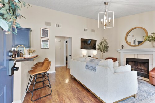 New Meets Nostalgic- Cottage Sleeps 8