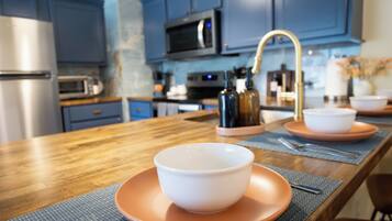 Bungalow, Garden View | Private kitchen | Coffee/tea maker, dining tables