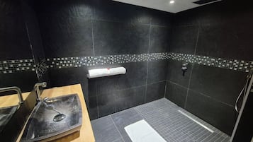 Deluxe Suite | Bathroom | Hair dryer, towels, soap, shampoo