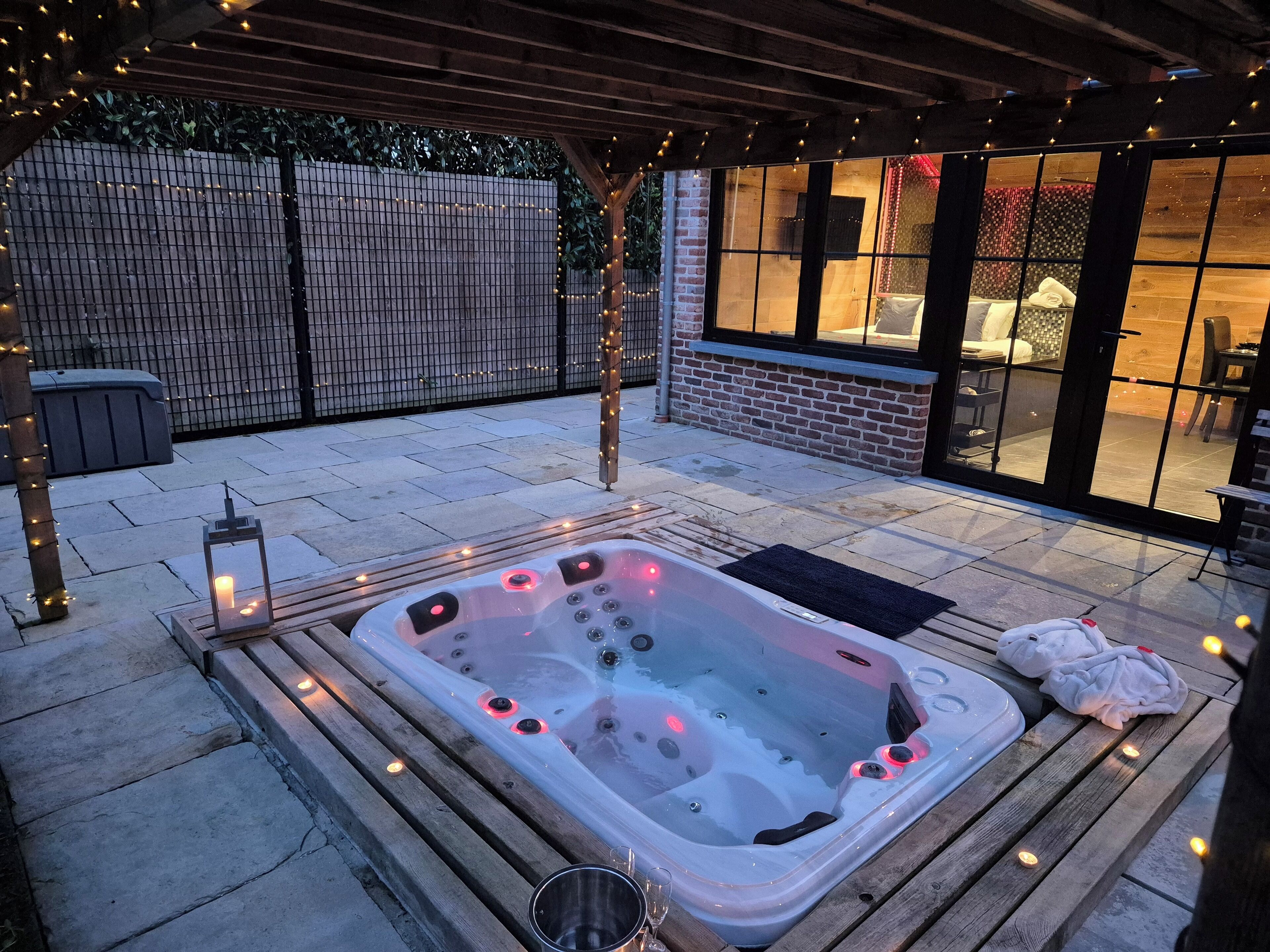 Luxury Cottage, Garden View | Private spa tub