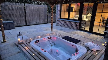 Luxury Cottage, Garden View | Private spa tub