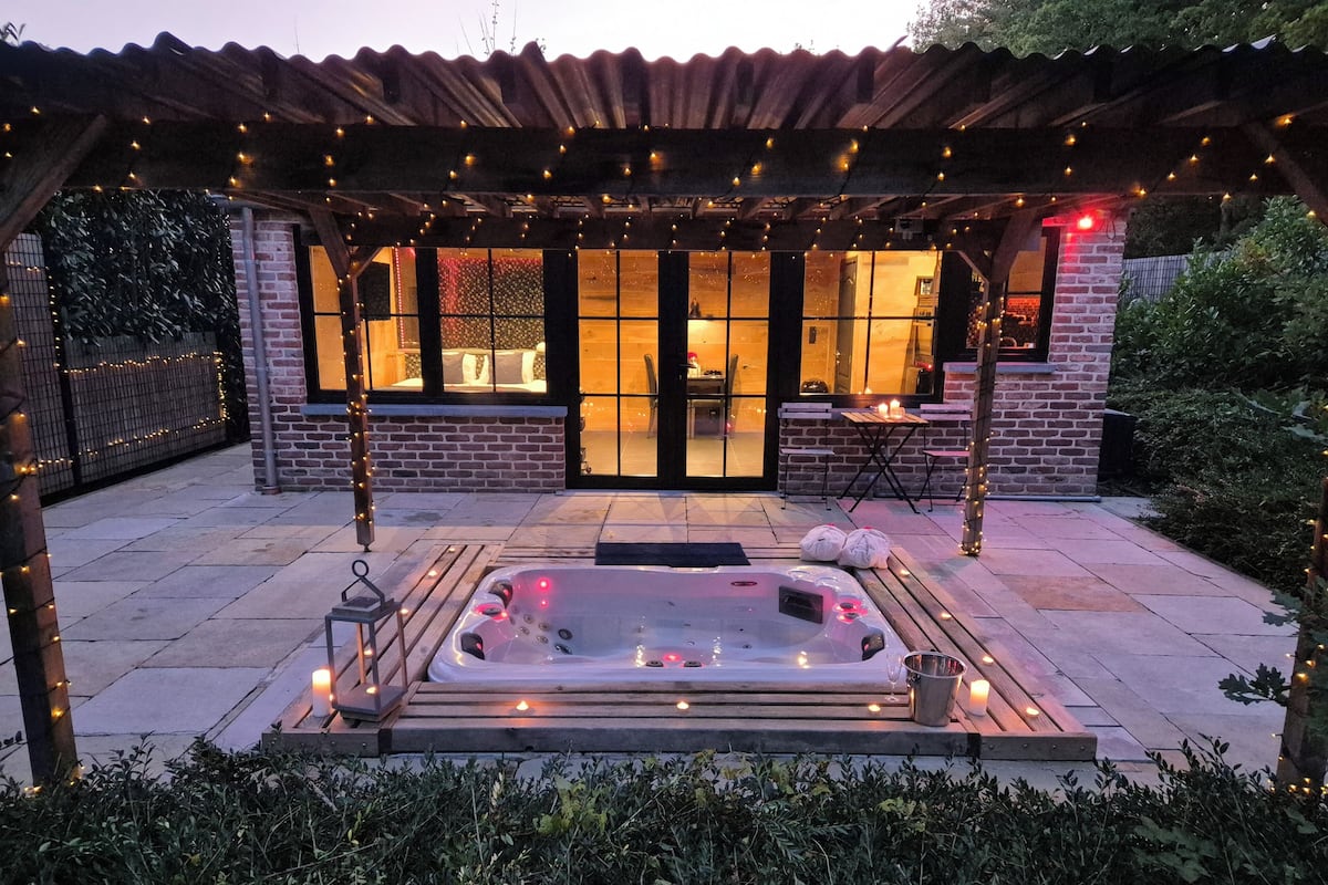 Luxury Cottage, Garden View