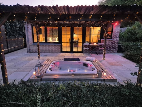 Luxury Cottage, Garden View | Free WiFi