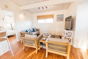 TV - Charming 2 Bedroom Beach Home in Sea Isle (Galveston)