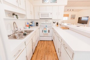 ثلاجة، ميكروويف، فرن، موقد طهي مسطح