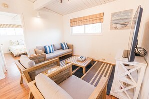 TV - Charming 2 Bedroom Beach Home in Sea Isle (Galveston)