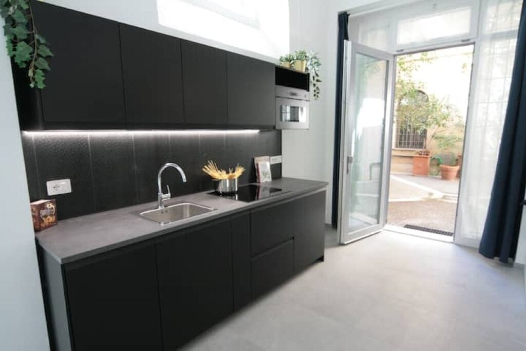 Een magnetron, een kookplaat, een vaatwasser