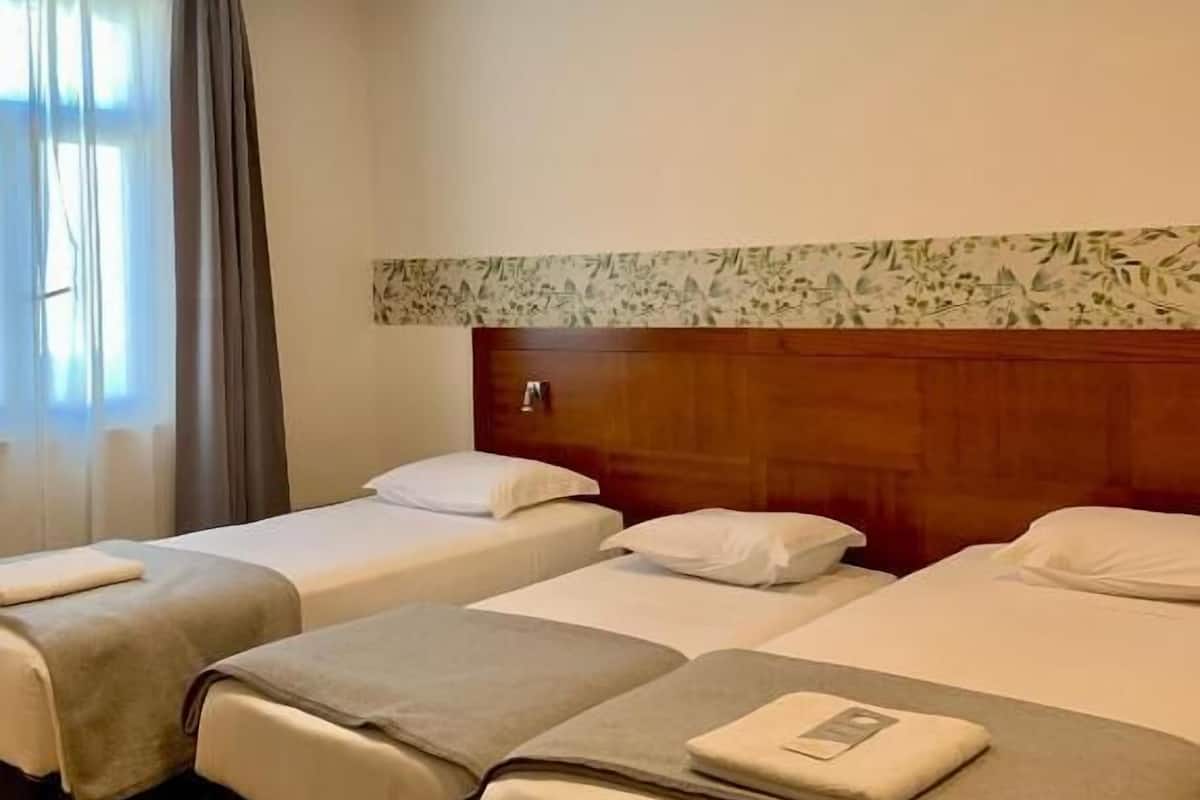 Superior driepersoonskamer, uitzicht op de stad | Verduisterende gordijnen, geluiddichte muren