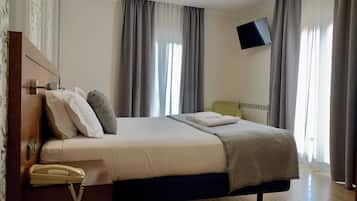 Rideaux occultants, chambres insonorisées, fer et planche à repasser