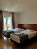 高级双床房, 城市景观 | 遮光窗帘、隔音、熨斗/熨板、免费 WiFi