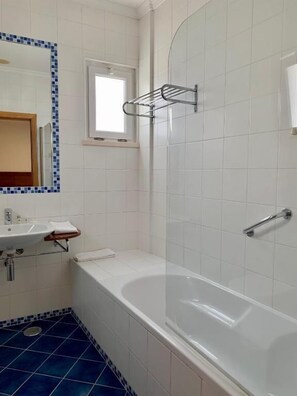 Haartrockner, Handtücher, Seife, Shampoo