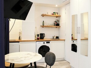 Kjøleskap, mikrobølgeovn og kaffetrakter/tekoker