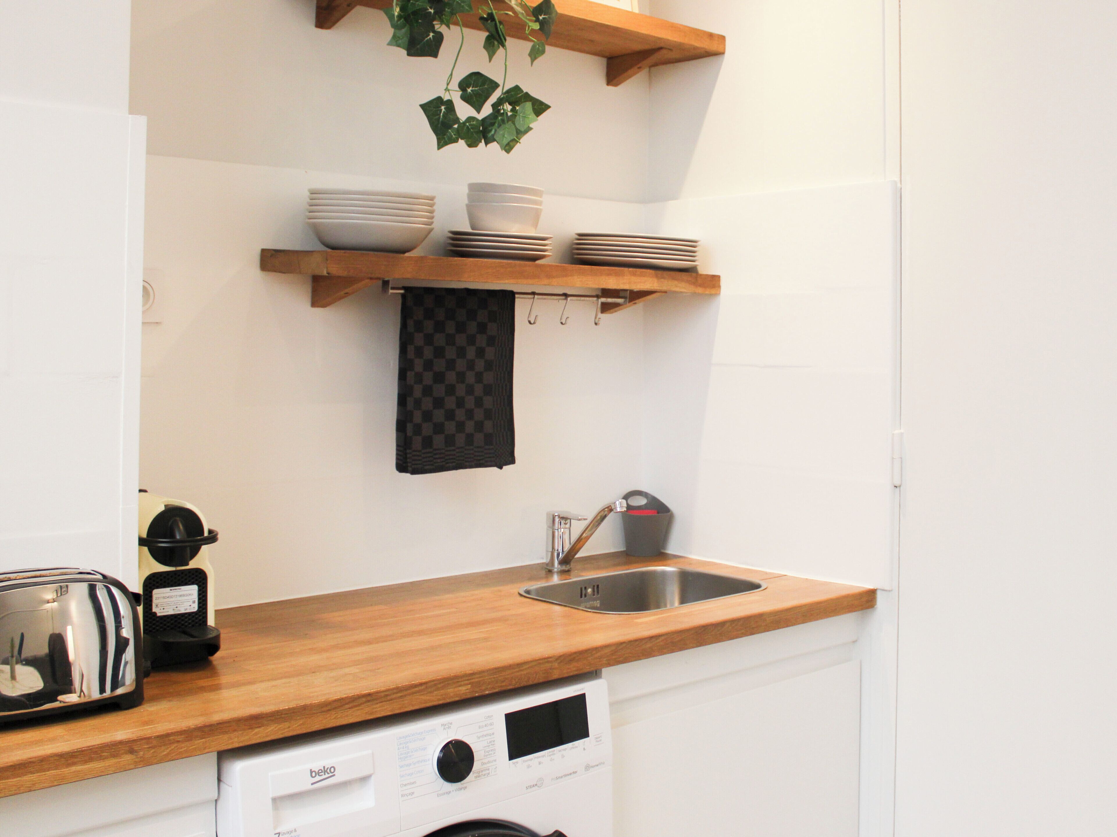 Coffee/tea maker, fridge, microwave
