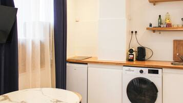 Jääkaappi, mikroaaltouuni, kahvin-/teenkeitin