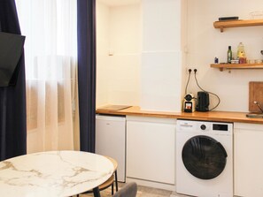 Réfrigérateur, micro-ondes, cafetière/bouilloire