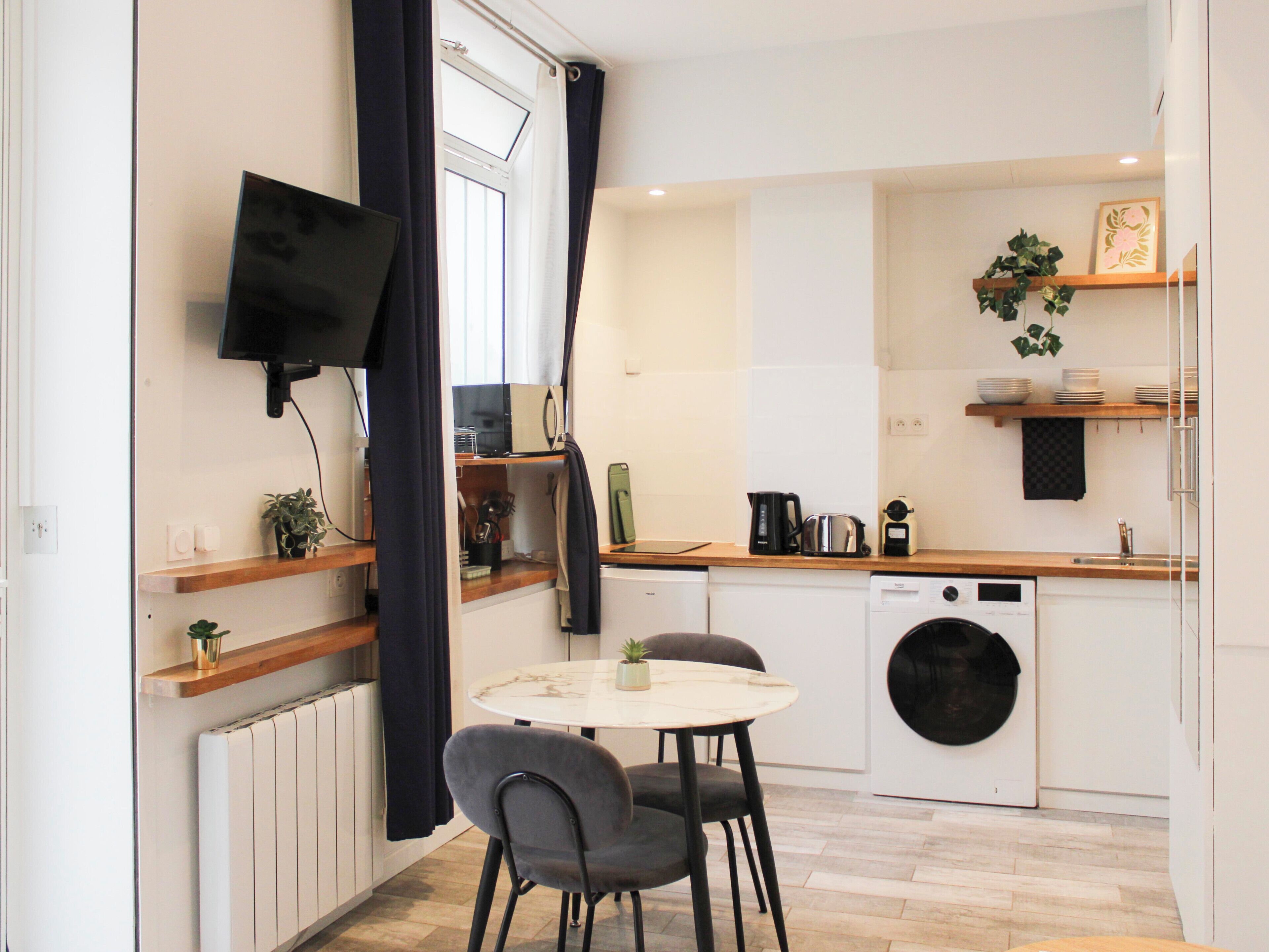 Coffee/tea maker, fridge, microwave