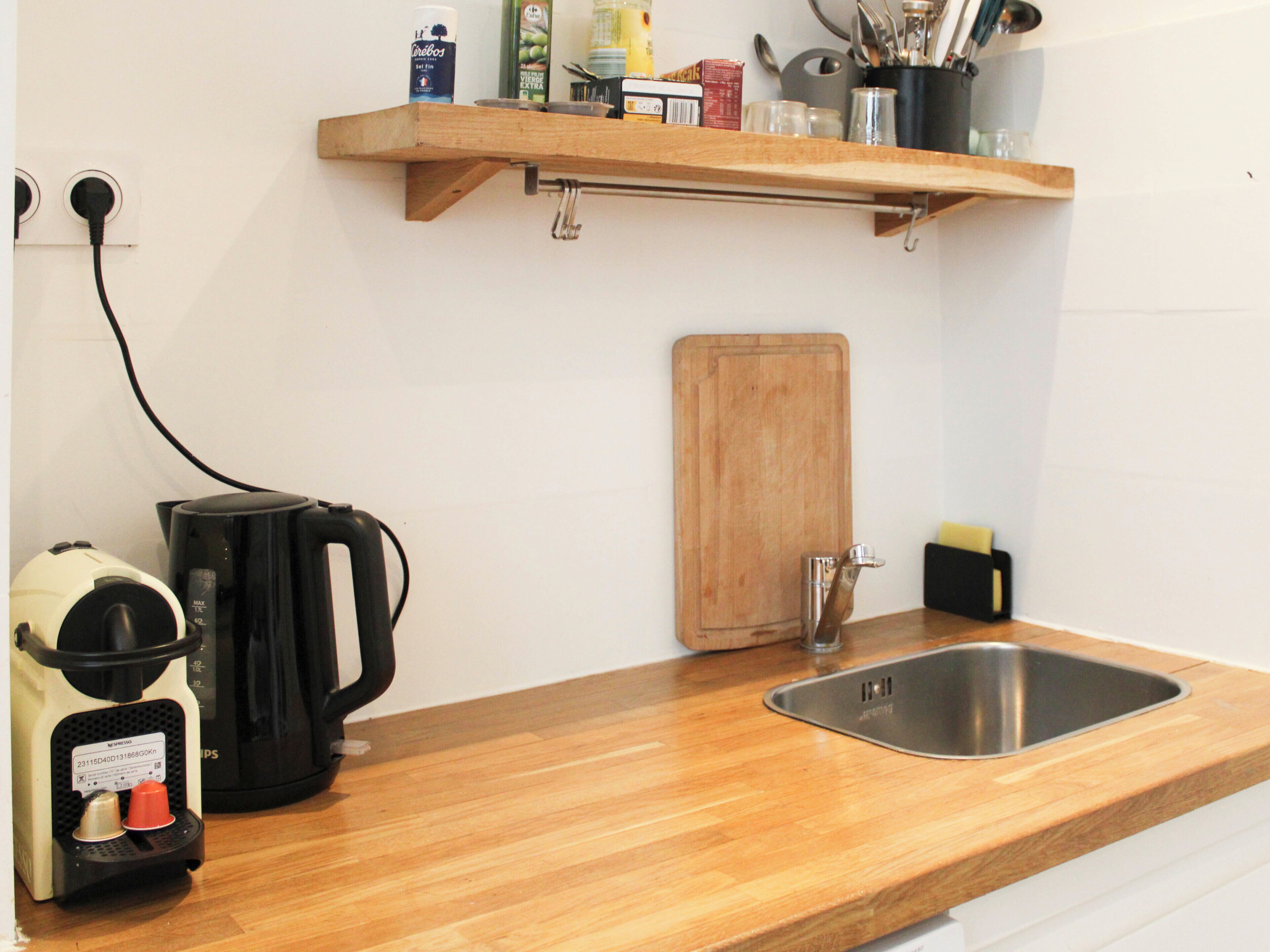 Jääkaappi, mikroaaltouuni, kahvin-/teenkeitin