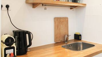 Jääkaappi, mikroaaltouuni, kahvin-/teenkeitin