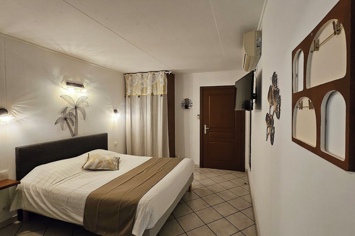 Classic Double Room, Garden View | Desk, free WiFi