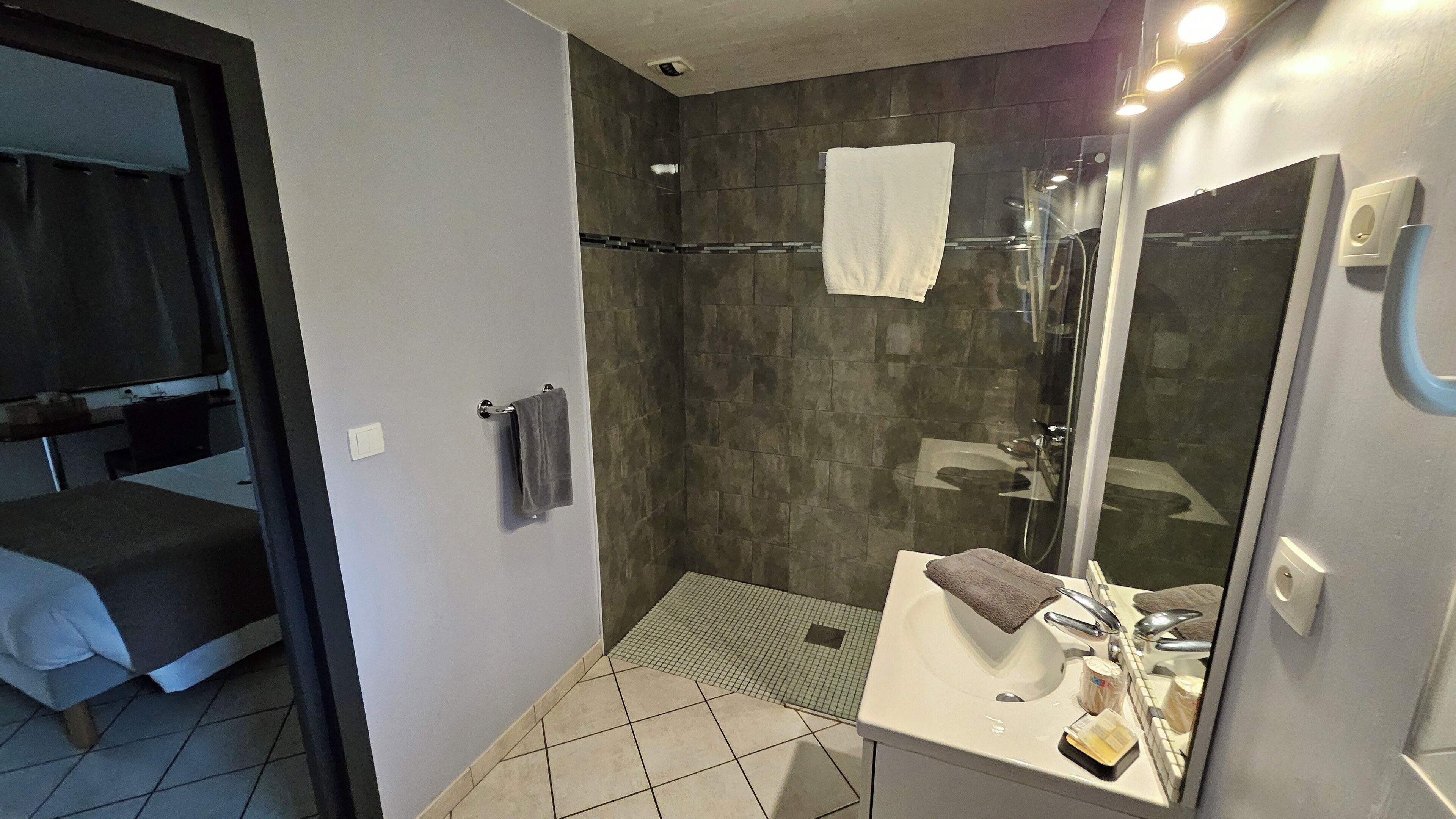 Classic Double Room, Garden View | Bathroom