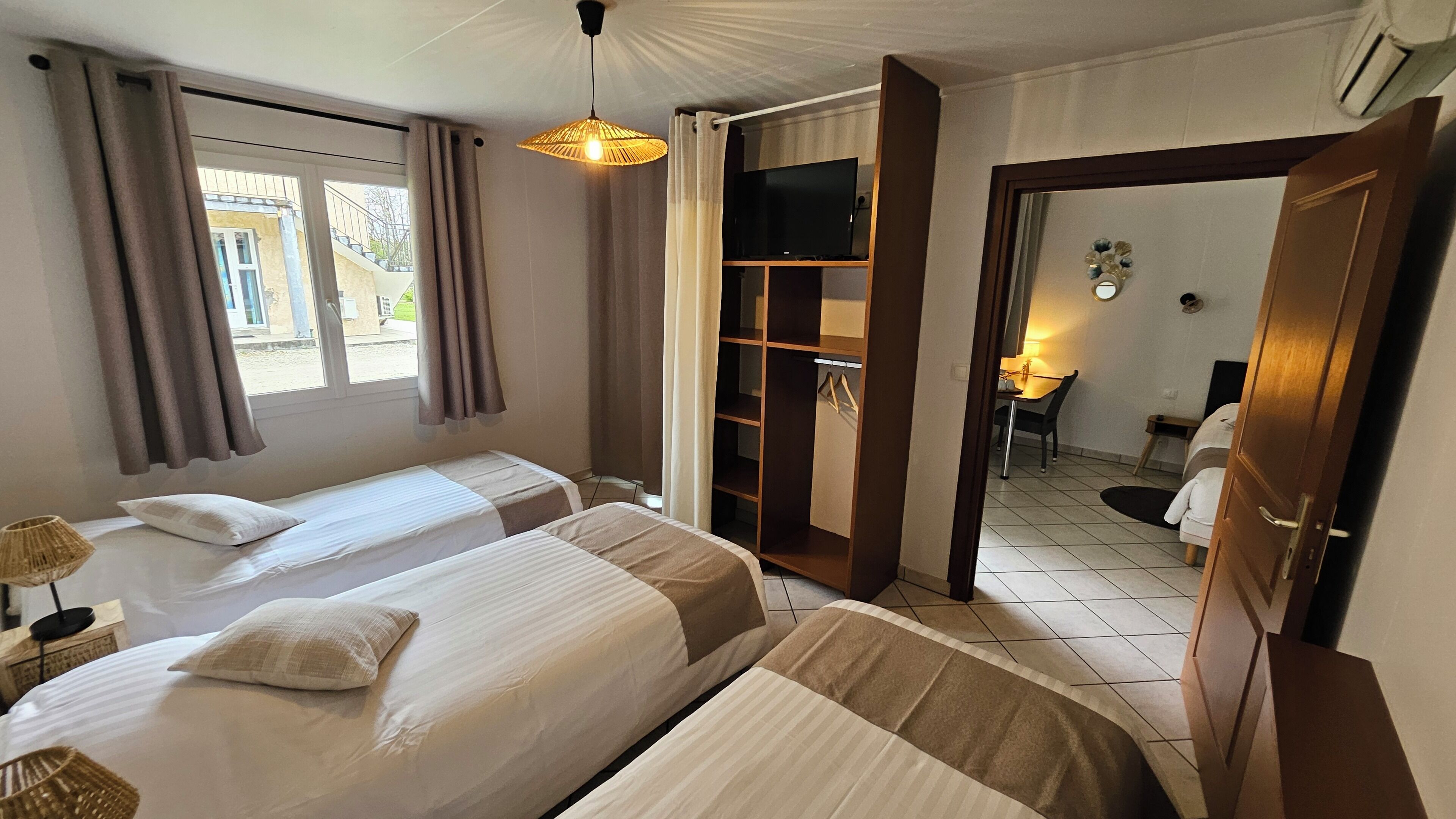 Escritorio, sistema de insonorización y wifi gratis 