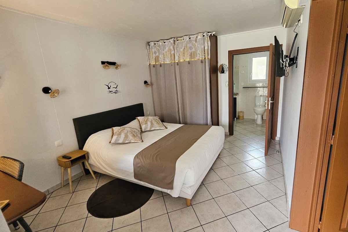 Classic Quadruple Room | Desk, free WiFi