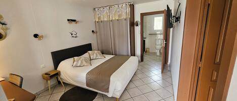 Klassieke vierpersoonskamer | Een bureau, gratis wifi