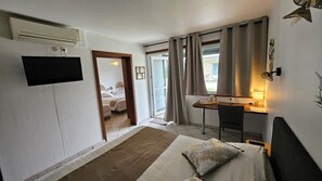 Classic Quadruple Room | Desk, soundproofing, free WiFi - La Farguaise (Fargues)