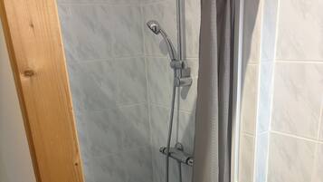 Douche, serviettes fournies, papier toilette