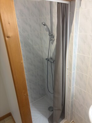 Dusche, Handtücher, Toilettenpapier