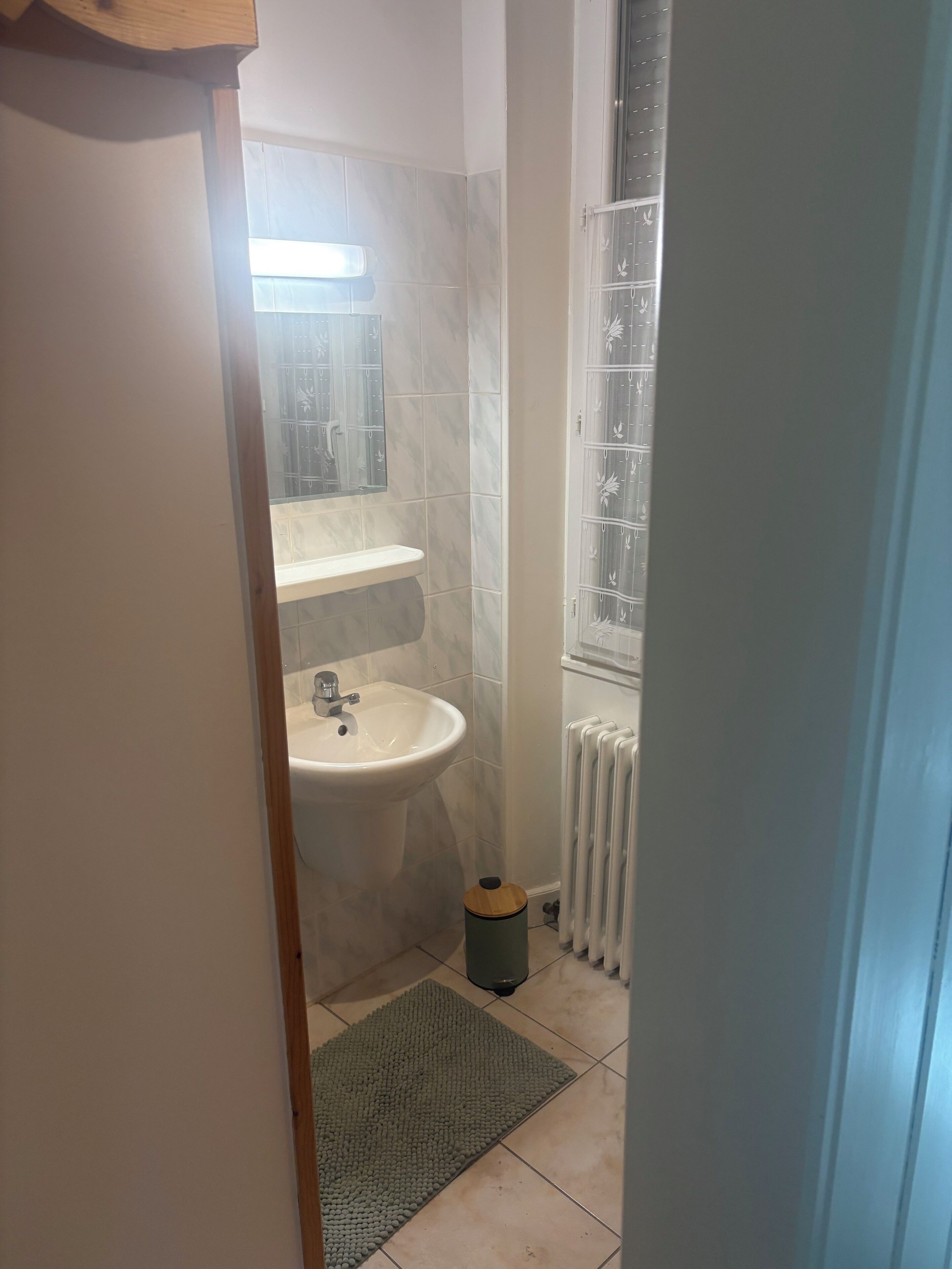 Douche, serviettes fournies, papier toilette