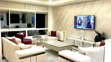 Apartment, 3 Bedrooms, Accessible, Smoking | Living area