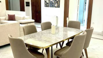 Apartamento, 3 quartos, acessível, para fumantes | Sala de jantar