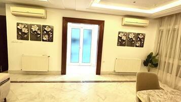 Apartment, 3 Bedrooms, Accessible, Smoking | Interior