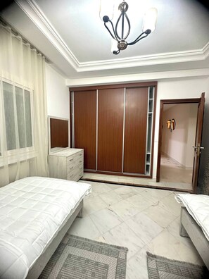 شقة - ٣ غرف نوم - تجهيزات لذوي الاحتياجات الخاصة - للمدخنين | 3 عدّة غرف نوم