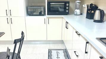 Apartment, 3 Bedrooms, Accessible, Smoking | Interior
