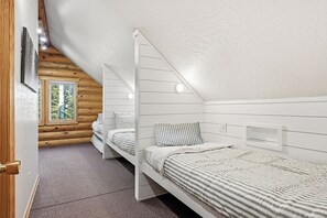 5 bedrooms, desk, iron/ironing board, travel crib - Ridgeview Retreat, 5-bedroom cabin in Brian Head with jacuzzi, views and stocked (Brian Head)