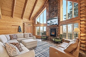 Smart TV, fireplace, video games, books - Ridgeview Retreat, 5-bedroom cabin in Brian Head with jacuzzi, views and stocked (Brian Head)