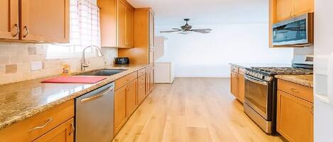 Microondas, horno, parrilla de estufa y lavavajillas